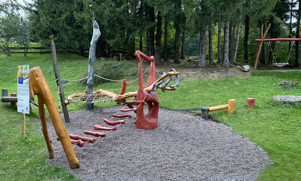 Bild: Künstlerischer Spielplatz am Allgäuhaus in Wertach