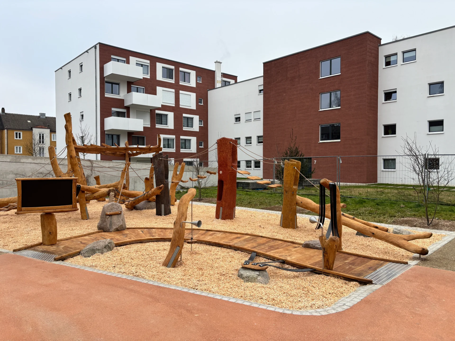 Spielplatz mit Inklusion, Rohstuhlsteg, Spielplatztelefon, Drehtafel, Hängebrücken und Blalciermöglichkeiten (Memmingen)