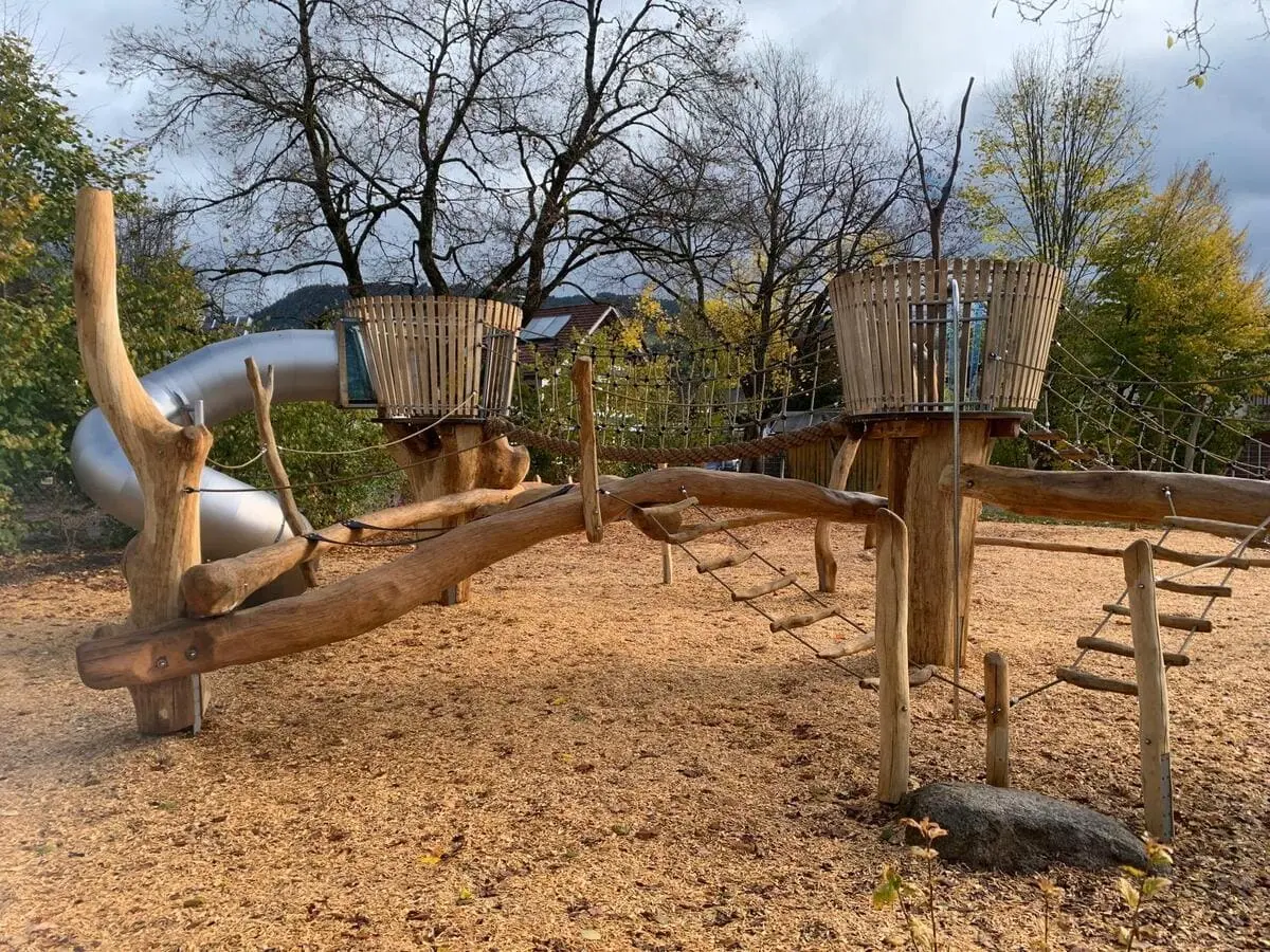 Klettergerät mit Wackelbrücke, Mastkörben, Wackelbrücke, Balancierstämmen und Röhrenrutsche in Sonthofen