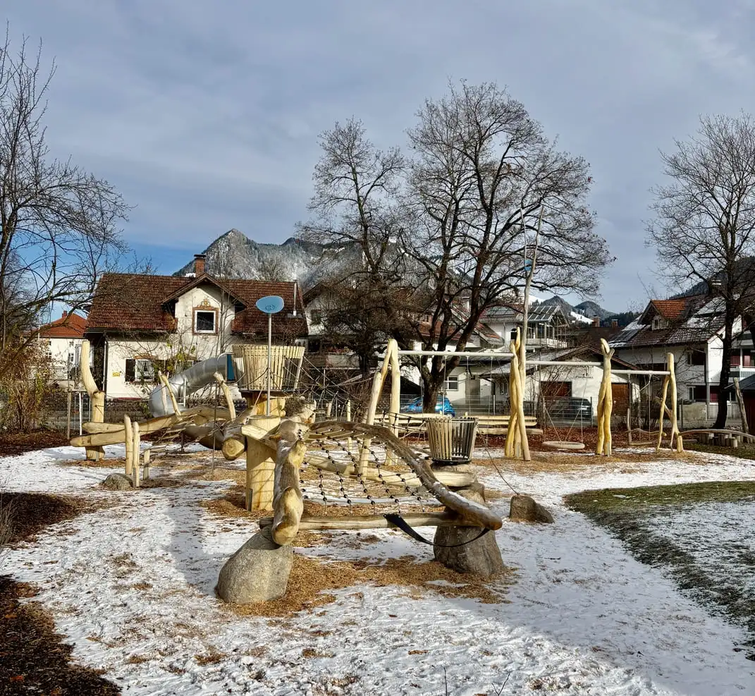 Spiellandschaft mit Kletternetz, Mastkörben, Balancierstämmen, Wackelaufstiegen und verschiedenen Schaukeln (Sonthofen)