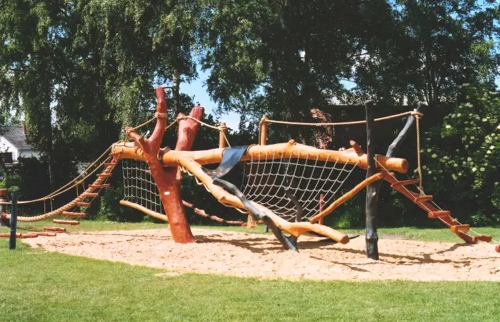 Klettergerät/Spielgerät mit Kletternetz, Sprossenleiter, Wackelelementen und Leiteraufstieg